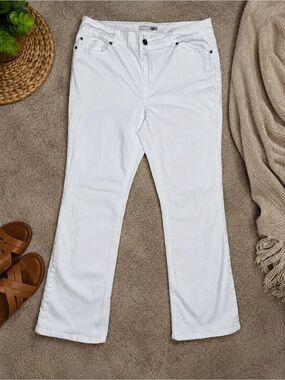 🌟🤍Chico’s Platinum White Denim Flare Jeans Size 2.5 Regular Stretch Mid-Rise
